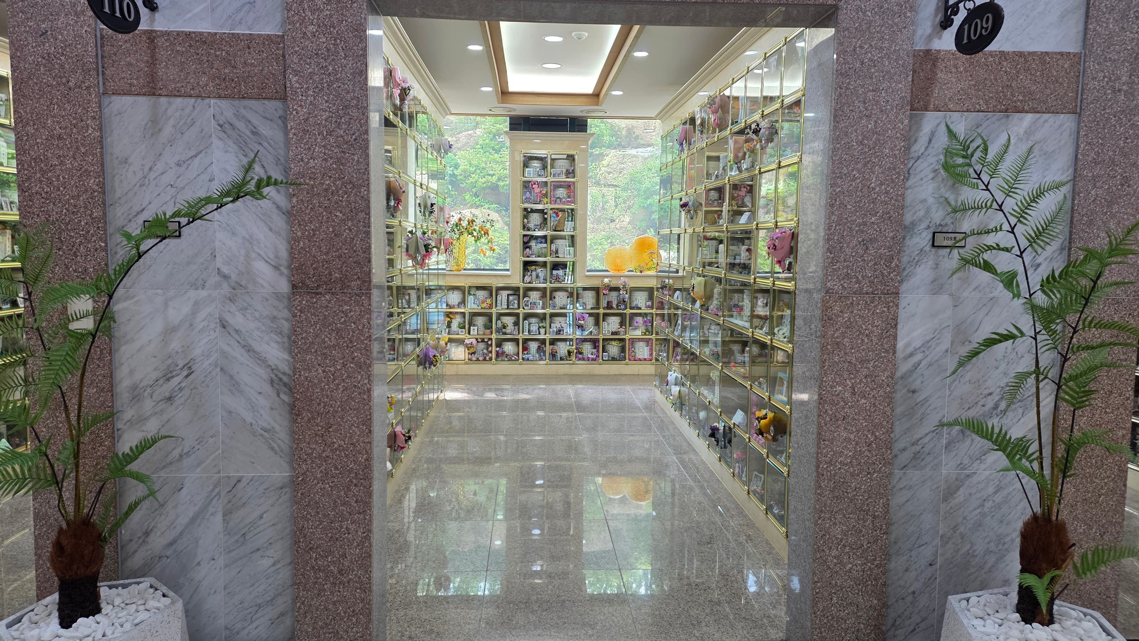 공용 납골당 실내 입구